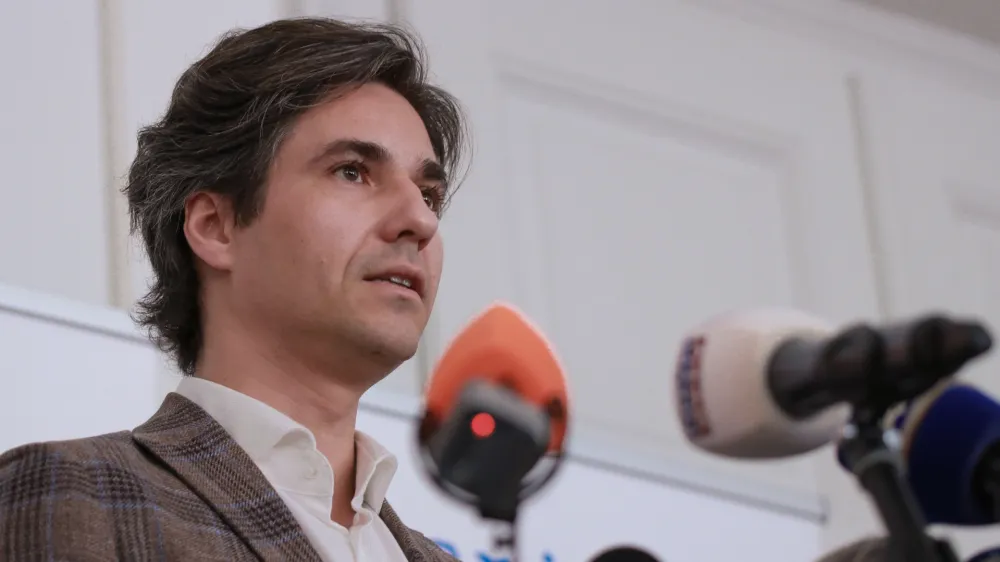 Ljubljana, DZ.<br>Novinarska konferenca glede ukinitve dopolnilnega zdravstvenega zavarovanja.<br>Minister za delo, druzino, socialne zadeve in enake moznosti Luka Mesec.