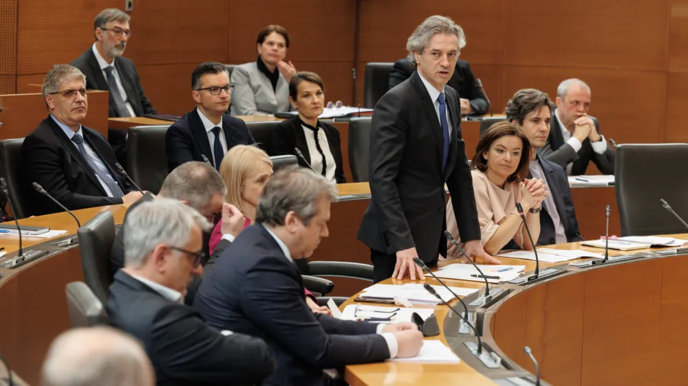 Ljubljana, DZ.<br>Zacetek redne seje DZ s poslanskimi vprasanji predsedniku vlade Robertu Golobu in ministrski ekipi.<br>Predsednik vlade Robert Golob.