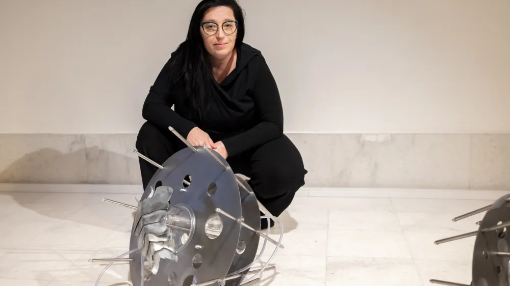 Robertina Šebjanič, intermedijska umetnica, - 13.04.2023 – Galerija Kresija - razstava z naslovom Linija | +1233 m -1233 m, umetnice Robertine ŠEBJANIČ. //FOTO: Nik Erik Neubauer