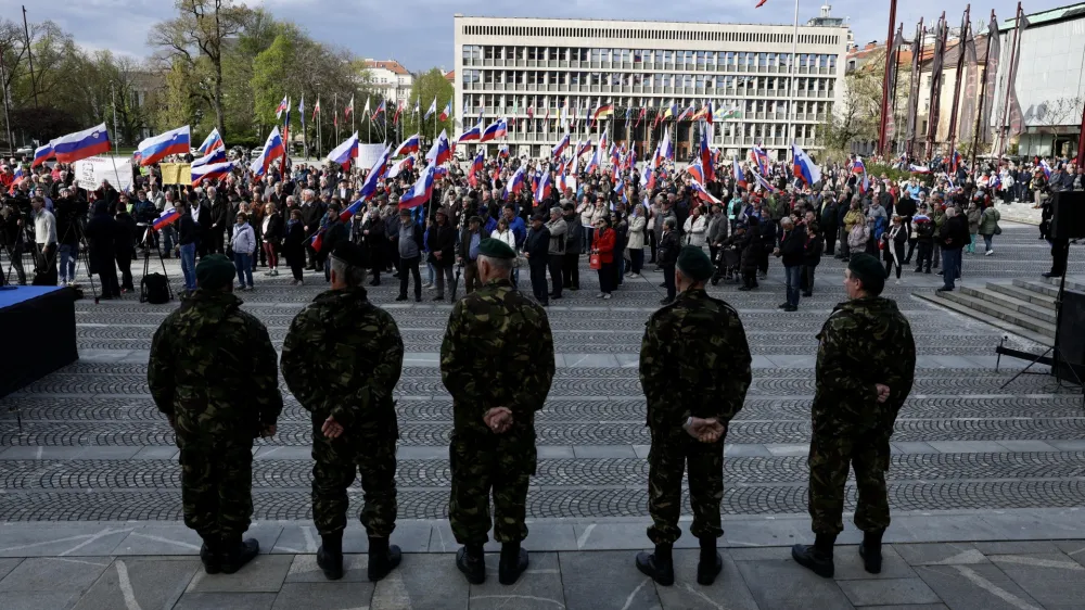 Združenje za vrednote slovenske osamosvojitve je ob robu razprave o interpelaciji vlade pripravilo protestni shod pod geslom Za Slovenijo in resnico. Foto: Jaka Gasar