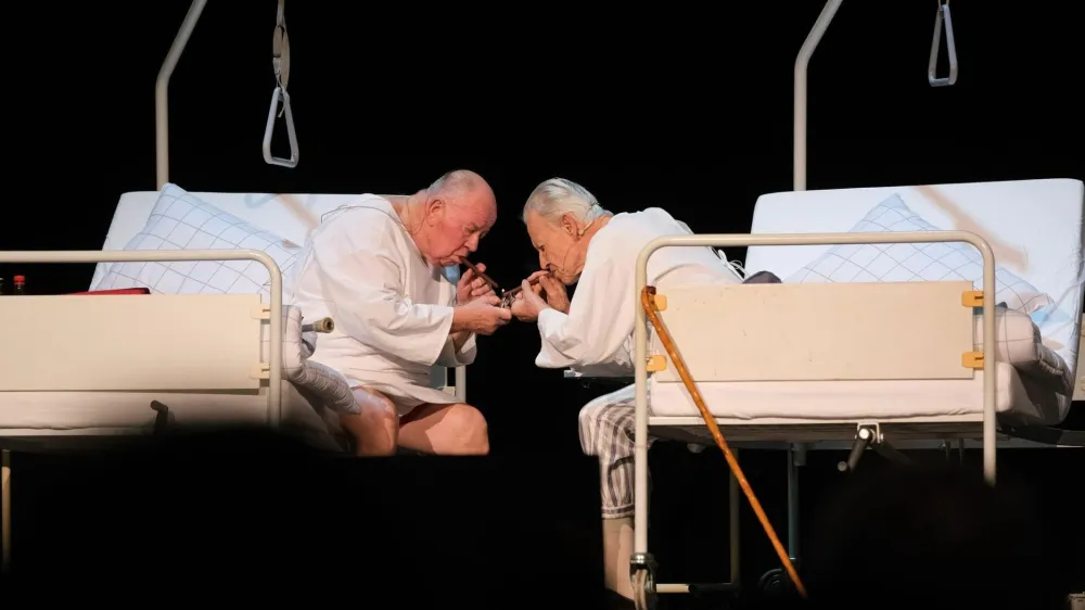 Praznovanje stoletnice so začeli s predstavo Silvestrska sprava, v kateri sta se izkazala starosti senovškega gledališča Ernest Breznikar in Branko Margon. Foto: arhiv DKD Senovo