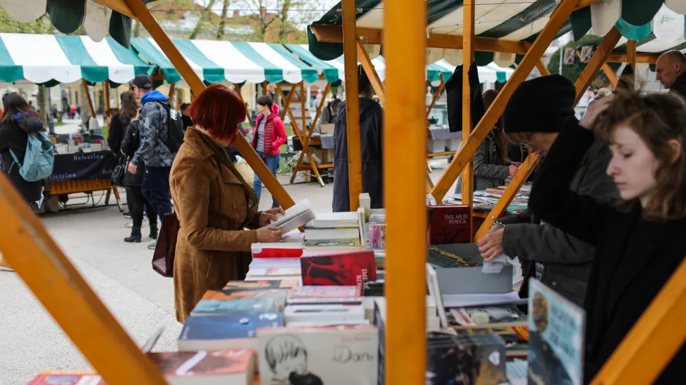 - 23.04.2022 - Knjižni sejem na zraku ob svetovnem dnevu knjige; branje poezije iz pesni&scaron;kih zbirk Braneta Senegačnika Pogovori z nikomer in Milana Dekleve Nevidnosti; park Zvezda, //FOTO: Bojan Velikonja