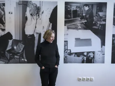 kustosinja Lilijana Stepančič - 20.04.2023 – Galerija P74: razstava SOG (Sekcija za oblikovanje in grafiko, 1973-1994) - postavitev odkriva pozabljeno zgodbo delavnice za sitotisk za mlade ustvarjalce, ki je med letoma 1973 in 1994 delovala v Ljubljani. //FOTO: Jaka Gasar