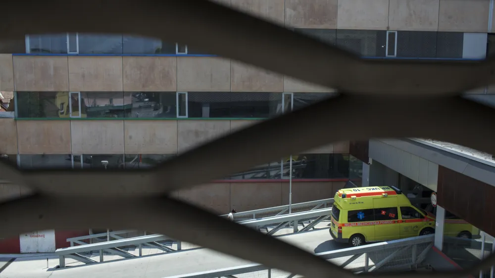﻿V UKC Ljubljana (na fotografiji je tamkajšnji urgentni blok) so pravočasno prepoznali dogajanje, ki bi lahko privedlo do zamenjave pacientov. Njihove izkušnje pa kažejo, da se okoliščine, v kakršnih je prišlo do celjske zamenjave, lahko ponovijo. 