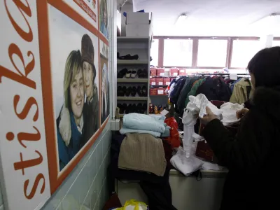 Škofijska Karitas - skladišče rabljene obleke in druge opreme na Hudovernikovi 6 na Prulah/FOTO: Bojan VelikonjaOPOMBA: ZA OBJAVO V PRILOGI – DNEVNIKOV OBJEKTIV - REPORTAŽA