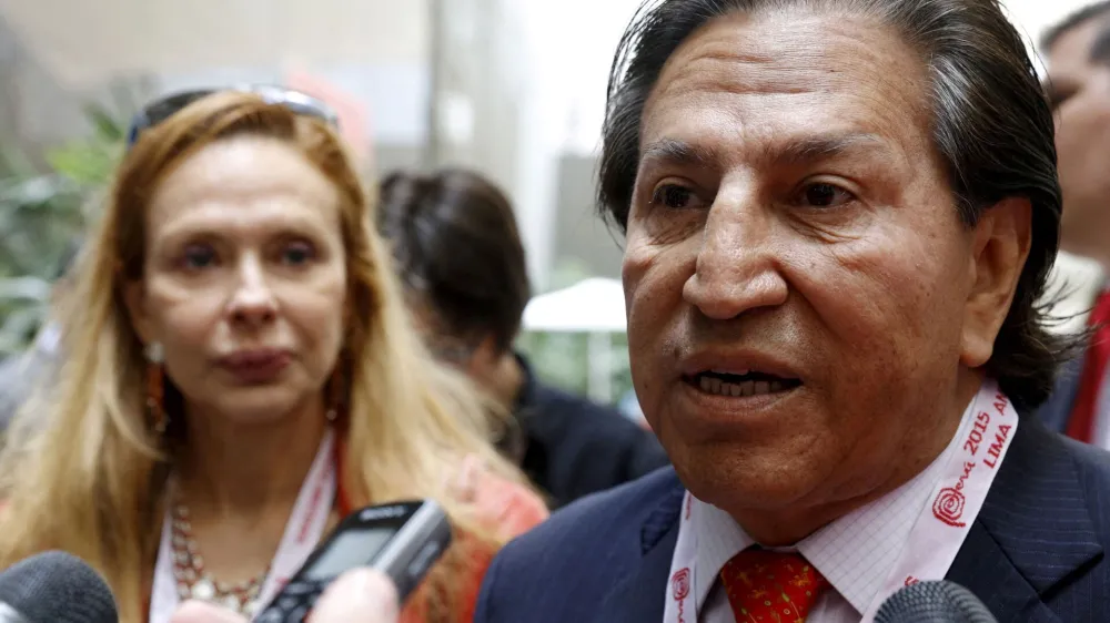 FILE PHOTO: Former Peruvian President Alejandro Toledo and his wife Eliane Karp arrives to the 2015 IMF/World Bank Annual Meetings in Lima, Peru, October 8, 2015.  REUTERS/Guadalupe Pardo/File Photo