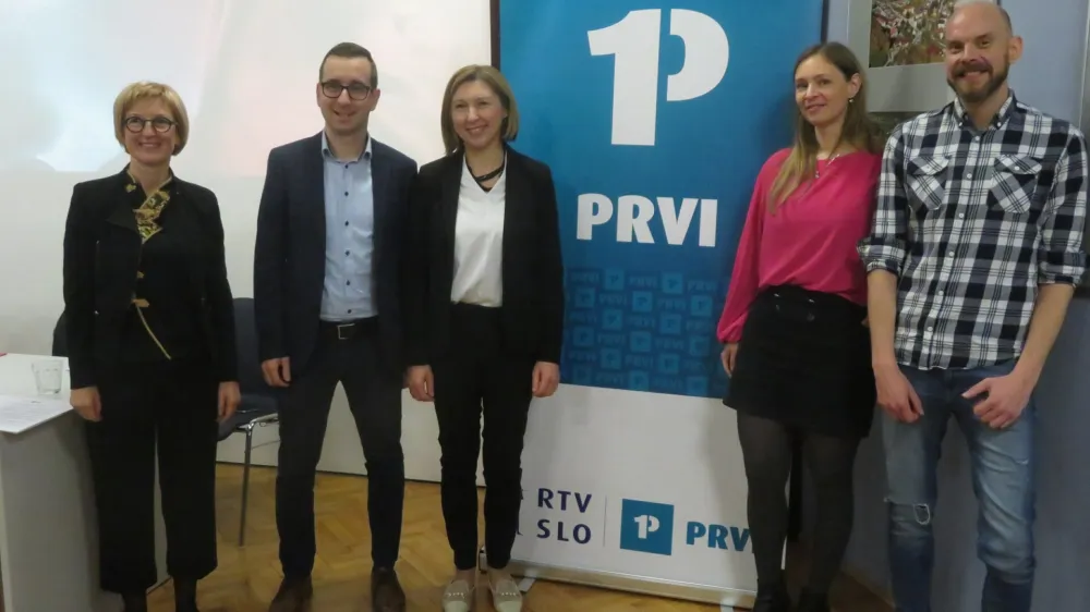 S festivalom prvi program Radia Slovenija spodbuja nastanek kakovostnih skladb in besedil v slovenskem jeziku. Na fotografiji uredniki prvega programa v družbi direktorice Kulturnega doma Krško Darje Planinc (tretja z leve).