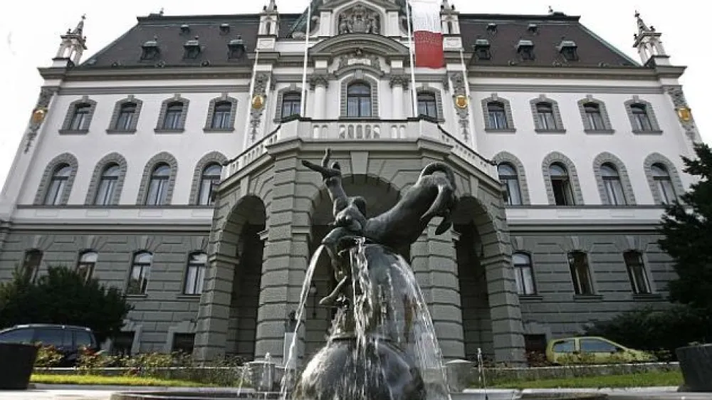 Ob prenovi visokošolske zakonodaje se je ponovno odprlo vprašanje, do katere mere sme politika posegati v notranjo ureditev univerz, ki jim avtonomijo zagotavlja ustava. Na fotografiji sedež Univerze v Ljubljani. 