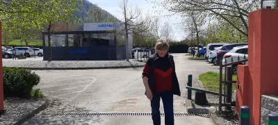 Namesto zarubljenih zapornic na parkirišču posestva nekdanje Lipe pohodnike na Šmarno goro v vlogi »živih zapornic« sedaj pričakata Milena in Robert Tomas Zavašnik. 