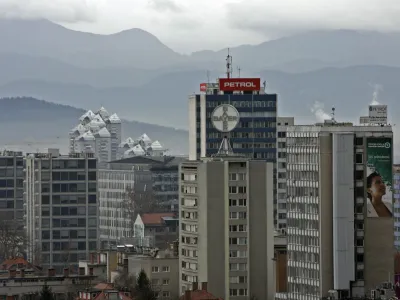 Morebitna privolitev države v plačilo od&scaron;kodnine v vi&scaron;ini 106,9 milijona evrov, ki so jo naračunali v Petrolu, mimo sodi&scaron;ča, bi v deželi na sončni strani Alp dvigovala veliko prahu.&nbsp;