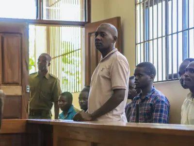 Pastor Paul Mackenzie (na fotografiji stoji) pravi, da ni odgovoren za smrt več kot 80 sledilcev. Vztraja, da je cerkev zaprl že pred leti in da ni nikomur odrejal, naj strada na poti do večnega življenja. 