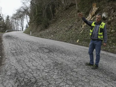 Z Borisom Štuparjem smo se sprehodili po dotrajanem cestišču državne ceste Podlom–Kališe. 