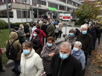 - Zdravstveni dom ZD Metelkova testiranje in cepljenje proti covidu -19 <br><br><br>- 03.11.2021 Epidemija Koronavirus COVID-19 v Sloveniji - ob 7.722 PCR-testih potrdili 3.456 primerov okužbe z novim koronavirusom, kar je največ od začetka epidemije - delež pozitivnih testov 44,8 odstotka - umrlo je 18 ljudi - <br><br>//FOTO: Toma Skale <br>