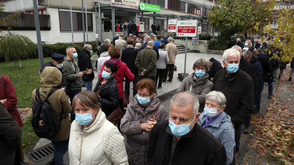 - Zdravstveni dom ZD Metelkova testiranje in cepljenje proti covidu -19 <br><br><br>- 03.11.2021 Epidemija Koronavirus COVID-19 v Sloveniji - ob 7.722 PCR-testih potrdili 3.456 primerov okužbe z novim koronavirusom, kar je največ od začetka epidemije - delež pozitivnih testov 44,8 odstotka - umrlo je 18 ljudi - <br><br>//FOTO: Toma Skale <br>