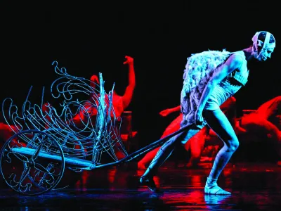 Sodobni balet Kdo neki tam poje (Ko to tamo peva) po zamisli Ljubivoja Tadića, na glasbo Vojislava Vokija Kostića ter v koreografiji in režiji Sta&scaron;a Zurovca je že več kot dvajset let uspe&scaron;nica Narodnega gledali&scaron;ča Beograd. F Željko Jovanović