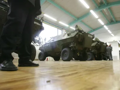  - voja&scaron;ki oklepniki Otokar Cobra - lahko izvidni&scaron;ko oklepno vozilo Cobra 4X4 tur&scaron;kega proizvajalca Otokar - oklepno vozilo za zaznavo in analizo radiolo&scaron;ke, kemične in biolo&scaron;ke onesnaženosti (RKB).za potrebe Slovenske vojske (SV) v mariborskem podjetjju EM Tronic - namestili in integrirali RKB-senzorje - oborožitvena postaja izraelskega proizvajalca Elbit <br><br><br>- nakup 10 izvidni&scaron;kih vozil za RKB (radiolo&scaron;ko, kemično, biolo&scaron;ko obrambo) v vrednosti približno 20 milijonov evrov <br><br><br>/FOTO: Bojan Velikonja<br><br>OPOMBA: ZA OBJAVO V ČASOPISU DNEVNIK