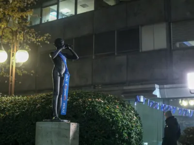 RTV Slovenija kip deček s pi&scaron;čalko- 27.11.2022 &ndash; Referendumi 2022 &ndash; glasovanje o treh zakonodajnih referendumih, in sicer o&nbsp;noveli Zakona o vladi, noveli Zakona o dolgotrajni oskrbi in noveli Zakona o Radioteleviziji Slovenija&nbsp;&nbsp;//FOTO: Luka Cjuha