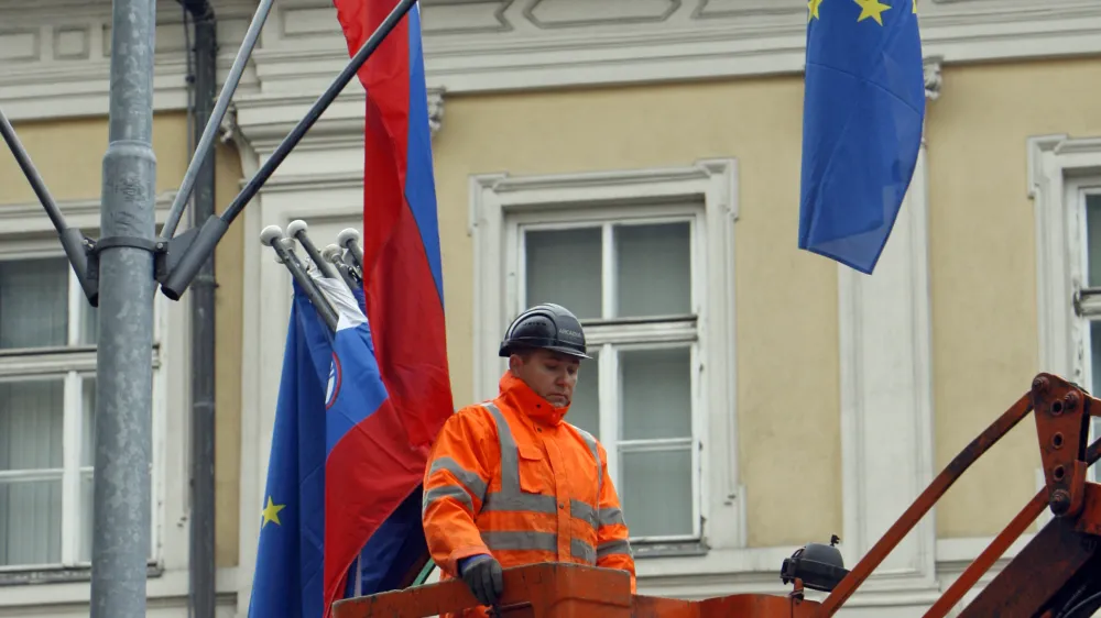- ilustrativna fotografija - evropska in slovenska zastava - obešanje - delavci javne razsvetljave //FOTO: Tomaž Skale