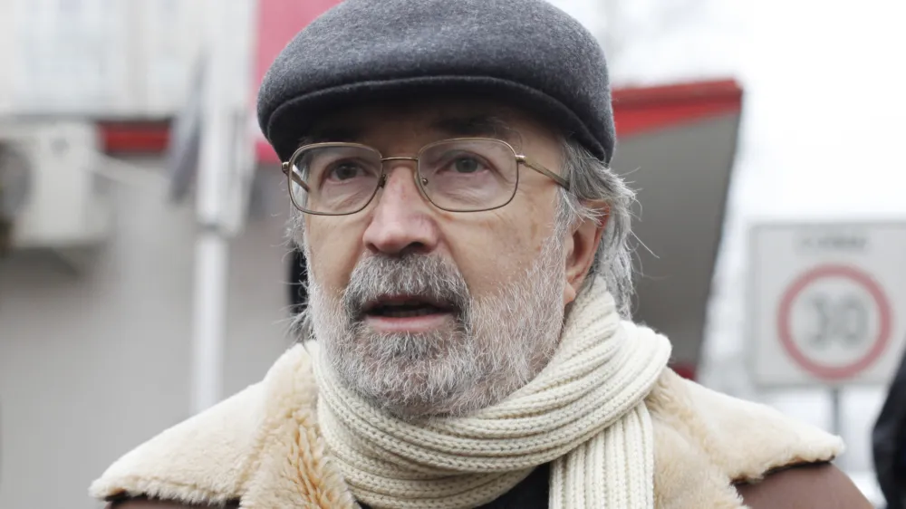 Darko &Scaron;trajn<br><br><br>- Odbor za pravino in solidarno drubo, neformalno civilno zdruenje zainteresiranih ter zaskrbljenih dravljank in dravljanov - novinarska konferenca pred stavbo nekdanjega vojakega sodia na Roki cesti<br><br><br>//FOTO: Luka Cjuha