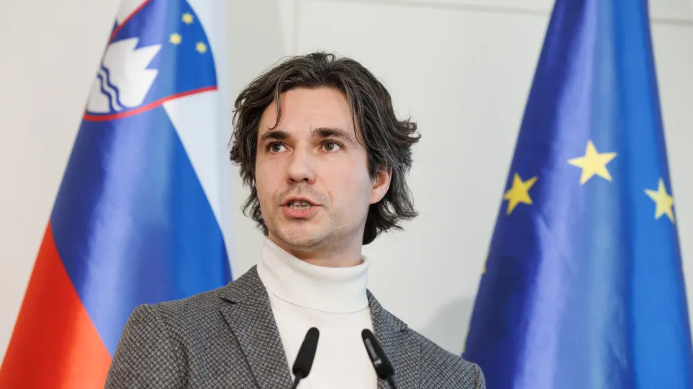 Brdo pri Kranju, Kongresni center Brdo.<br>Vrh koalicije, na katerem so obravnavali izhodisca za reformo placnega sistema v javnem sektorju, na dnevnem redu tudi stanovanjska politika, davcna in solska reforma.<br>Minister za delo, druzino socialne zadeve in enake moznosti Luka Mesec.