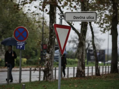 ﻿- simbolična fotografija - Davčna ulica v Ljubljani -  davki - dajatve - prispevki - davkoplačevalci - prometni znak - križišče z prednostno cesto,. //FOTO: Luka Cjuha