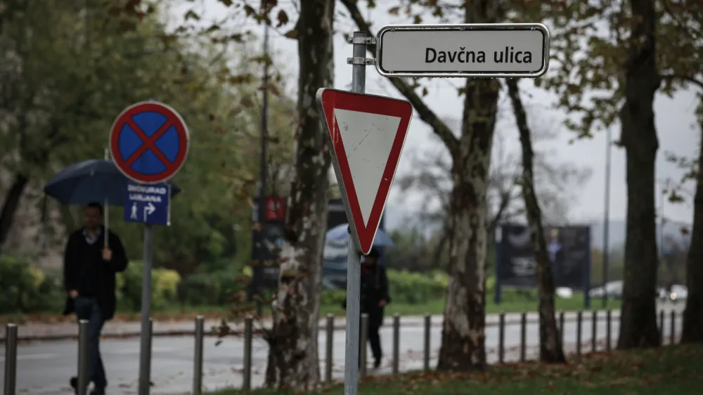 ﻿- simbolična fotografija - Davčna ulica v Ljubljani -  davki - dajatve - prispevki - davkoplačevalci - prometni znak - križišče z prednostno cesto,. //FOTO: Luka Cjuha