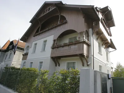 - Vidmarjeva vila, hiša Josipa Vidmarja, Cesta 27. aprila 51, Rožna dolina  - v stavbi je bila 26. aprila 1941 ustanovljena Protiimperialistična fronta, kasneje preimenovana v Osvobodilno fronto.    - hiše nekdanjih partijskih funkcionarjev -   //FOTO: Jaka Adamič