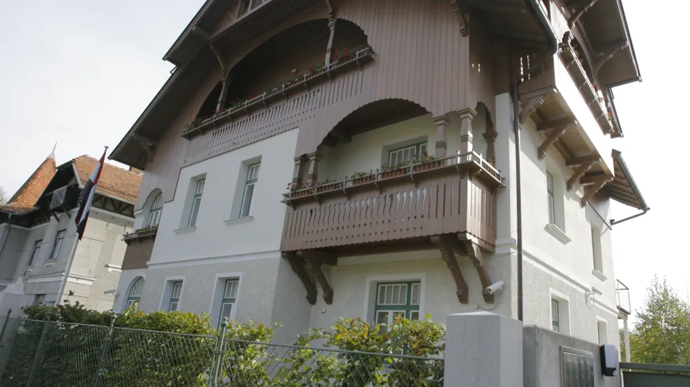 - Vidmarjeva vila, hiša Josipa Vidmarja, Cesta 27. aprila 51, Rožna dolina  - v stavbi je bila 26. aprila 1941 ustanovljena Protiimperialistična fronta, kasneje preimenovana v Osvobodilno fronto.    - hiše nekdanjih partijskih funkcionarjev -   //FOTO: Jaka Adamič