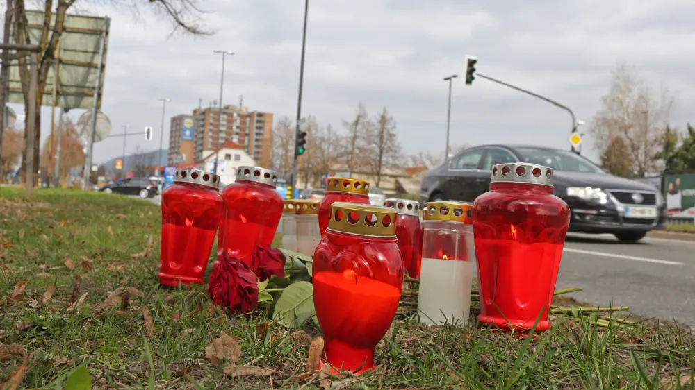 ﻿- 20.03.2017 - križišče Bravničarjeva in Korenčanova ulica v Ljubljani - prometna nesreča s smrtnim izidom - 21-letni voznik prevozil rdečo luč in ubil 20-letno kolesarko, ki je na prehodu za kolesarje pravilno prečkala vozišče. <br><br><br>//FOTO: Bojan Velikonja