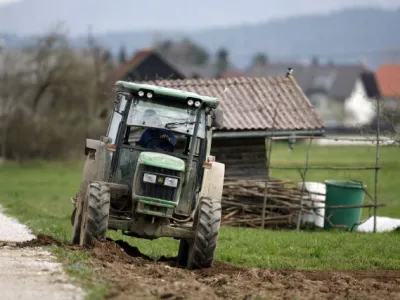 Kleče - kmetijsko zemlji&scaron;če - poljedelstvo - polje - traktor - oranje//FOTO: Bojan Velikonja