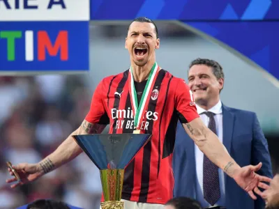 FILE PHOTO: Soccer Football - Serie A - U.S. Sassuolo v AC Milan - Mapei Stadium - Citta del Tricolore, Reggio Emilia, Italy - May 22, 2022 AC Milan's Zlatan Ibrahimovic celebrates ahead of the trophy lift after winning the Serie A REUTERS/Daniele Mascolo/File Photo