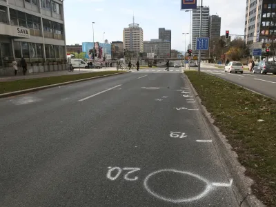 ﻿Spomladi 2019 je na Dunajski cesti v Ljubljani hudo pijan voznik, ki je bil tudi pod vplivom različnih drog, trčil v dva pešca, ki sta hodila po prehodu za pešce, nato pa pobegnil. Oba sta umrla.