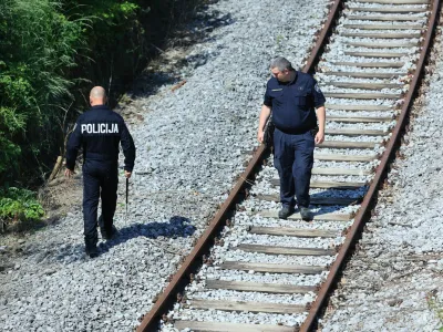 24-letni Luka je po krvavem umoru biv&scaron;e punce z mosta skočil na železni&scaron;ko progo, a je poskus samomora preživel. Policija je ob tirih na&scaron;la &scaron;e morislko orožje - krvavi nož. 
