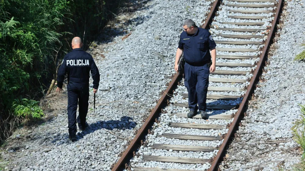 24-letni Luka je po krvavem umoru biv&scaron;e punce z mosta skočil na železni&scaron;ko progo, a je poskus samomora preživel. Policija je ob tirih na&scaron;la &scaron;e morislko orožje - krvavi nož. 