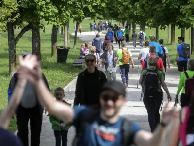- 06.05.2023 – Pohod ob žici - okupirana Ljubljana - sprehajalci, pešci//FOTO: Jaka Gasar