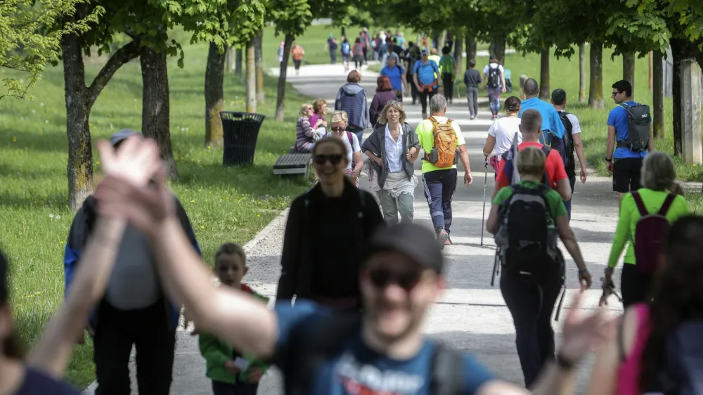 - 06.05.2023 – Pohod ob žici - okupirana Ljubljana - sprehajalci, pešci//FOTO: Jaka Gasar