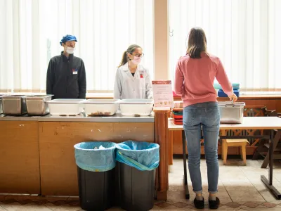 V letošnjem šolskem letu so v Dijaškem domu Škofja Loka odstranili plastične kozarčke za enkratno uporabo, s čimer na dan ustvarijo tudi do tri kilograme manj plastičnih odpadkov. 