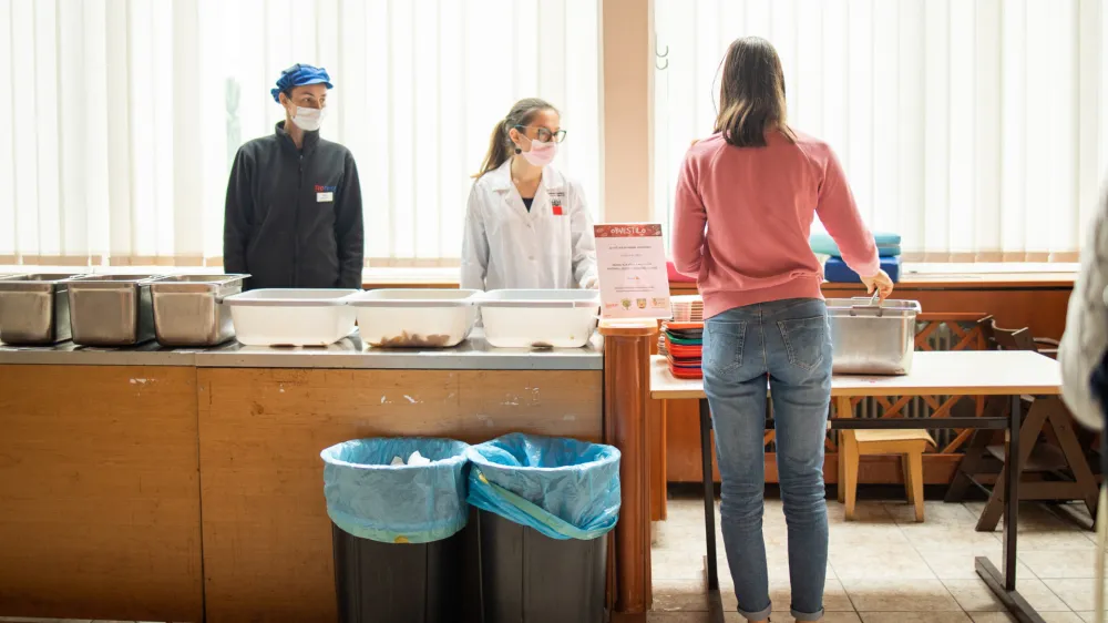 V letošnjem šolskem letu so v Dijaškem domu Škofja Loka odstranili plastične kozarčke za enkratno uporabo, s čimer na dan ustvarijo tudi do tri kilograme manj plastičnih odpadkov. 