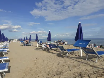 S 1. majem se na plažah začne uradna sezona. Ležalnike si lahko obiskovalci rezervirajo prek aplikacije.