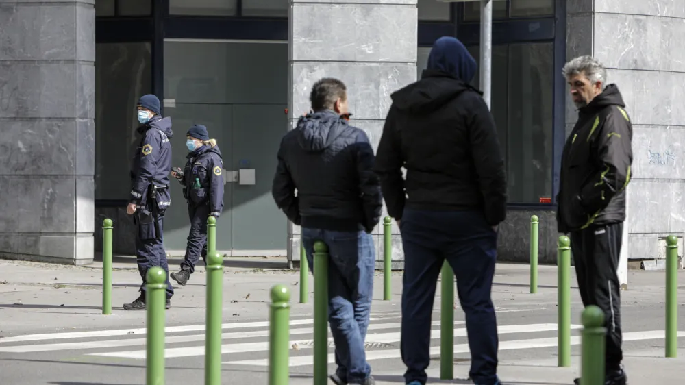 ﻿- policija- 23.03.2020 - Veleposlaništvo Republike Srbije v Ljubljani – vrsta srbskih državljanov, ki živijo in delajo v Sloveniji pred srbsko ambasado čakajo na pridobitev dovoljenja za vrnitev v Srbijo v času epidemije Koronavirus COVID-19  //FOTO: Matjaž Rušt