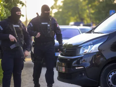 Po množičnem streljanju južno od Beograda so zavladale izredne razmere, na terenu je bilo 600 policistov F AP