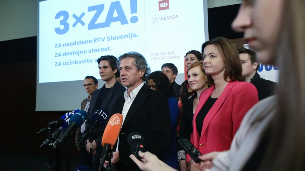  minister za delo, družino in socialne zadeve in koordinator Levice Luka Mesec (Levica), predsednik vlade dr. Robert Golob, ministrica za zunanje zadeve in predsednica SD Tanja Fajon (SD)- &scaron;tab Gibanja svobode, Levice in Socialnih demokratov - koalicija- 27.11.2022 &ndash; Referendumi 2022 &ndash; glasovanje o treh zakonodajnih referendumih, in sicer o&nbsp;noveli Zakona o vladi, noveli Zakona o dolgotrajni oskrbi in noveli Zakona o Radioteleviziji Slovenija&nbsp;&nbsp;//FOTO: Luka Cjuha