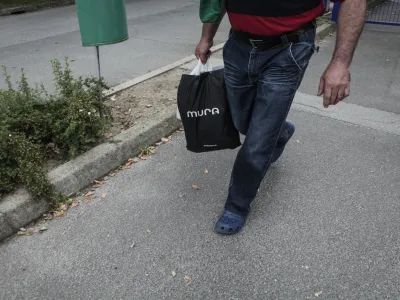 ﻿- 29.5.2014 - Murska Sobota - Aha Mura, murskosoboško tekstilno podjetje v stečaju - stečajni upravitelj je 1200 zaposlenim izročil odpovedi pogodb o zaposlitvi - tekstilni delavci prejeli odpoved delovnega razmerja - odpuščanje delavcev - 21 odstotna brezposelnost v Pomurju<br><br><br>//FOTO: Luka Cjuha