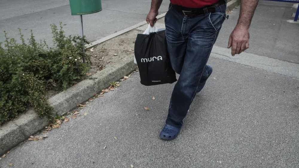 ﻿- 29.5.2014 - Murska Sobota - Aha Mura, murskosoboško tekstilno podjetje v stečaju - stečajni upravitelj je 1200 zaposlenim izročil odpovedi pogodb o zaposlitvi - tekstilni delavci prejeli odpoved delovnega razmerja - odpuščanje delavcev - 21 odstotna brezposelnost v Pomurju<br><br><br>//FOTO: Luka Cjuha