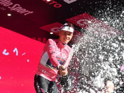 Cycling - Giro d'Italia - Stage 1 - Costa dei Trabocchi Tudor ITT Fossacesia Marina to Ortona - Italy - May 6, 2023 Soudal &ndash; QuickStep's Remco Evenepoel wearing the maglia rosa jersey sprays champagne to celebrate winning stage 1 REUTERS/Jennifer Lorenzini