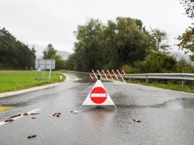 - Zapora ceste pri kraju Dvor pri Polhovem gradcu.- 16.09.2022 - Močno deževje in poplave v Ljubljani - neurje - meteorna voda je zalila več garaž, podhodov, kletnih in stanovanjskih prostorov, skladišč in poslovnih prostorov, pa tudi prostore osnovne šole in vrtca, lekarne ter Narodno galerijo.Foto: Bojan Velikonja