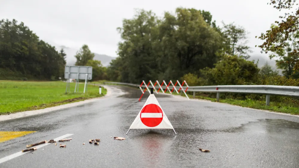 - Zapora ceste pri kraju Dvor pri Polhovem gradcu.- 16.09.2022 - Močno deževje in poplave v Ljubljani - neurje - meteorna voda je zalila več garaž, podhodov, kletnih in stanovanjskih prostorov, skladišč in poslovnih prostorov, pa tudi prostore osnovne šole in vrtca, lekarne ter Narodno galerijo.Foto: Bojan Velikonja