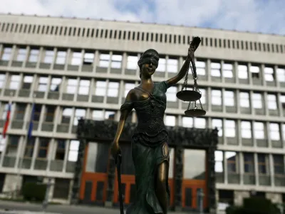 Ustavni sodniki so državnemu zboru naložili, naj protiustavnost zakona o sodniški službi odpravi v šestih mesecih. 