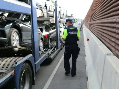 Policija bo ta teden poostreno nadzirala promet tovornjakov in avtobusov. F Policija