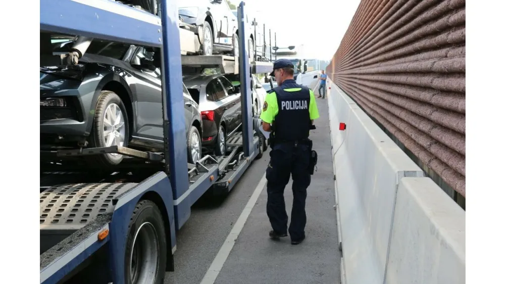 Policija bo ta teden poostreno nadzirala promet tovornjakov in avtobusov. F Policija